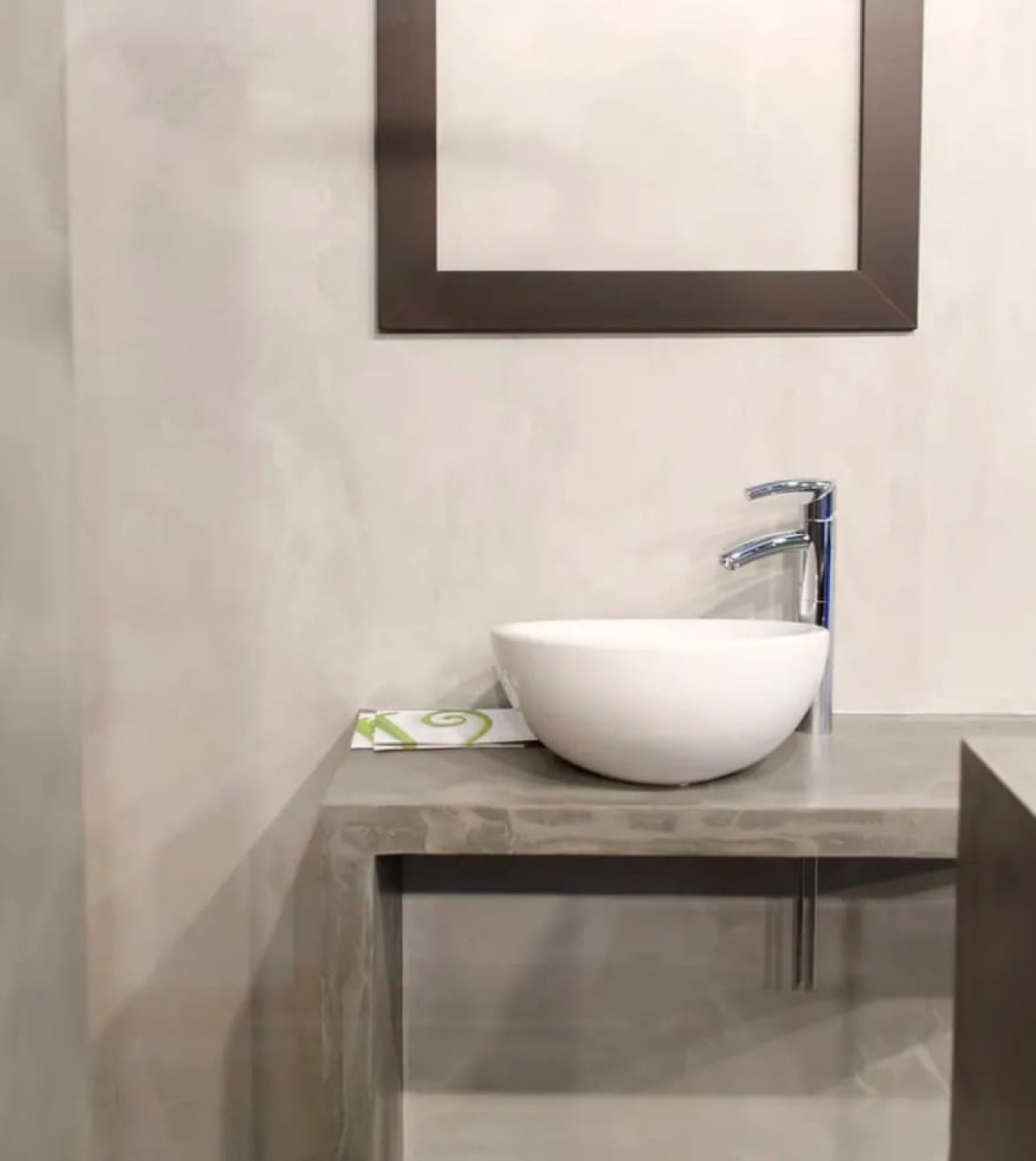 Lavabo sobre encimera de microcemento con espejo