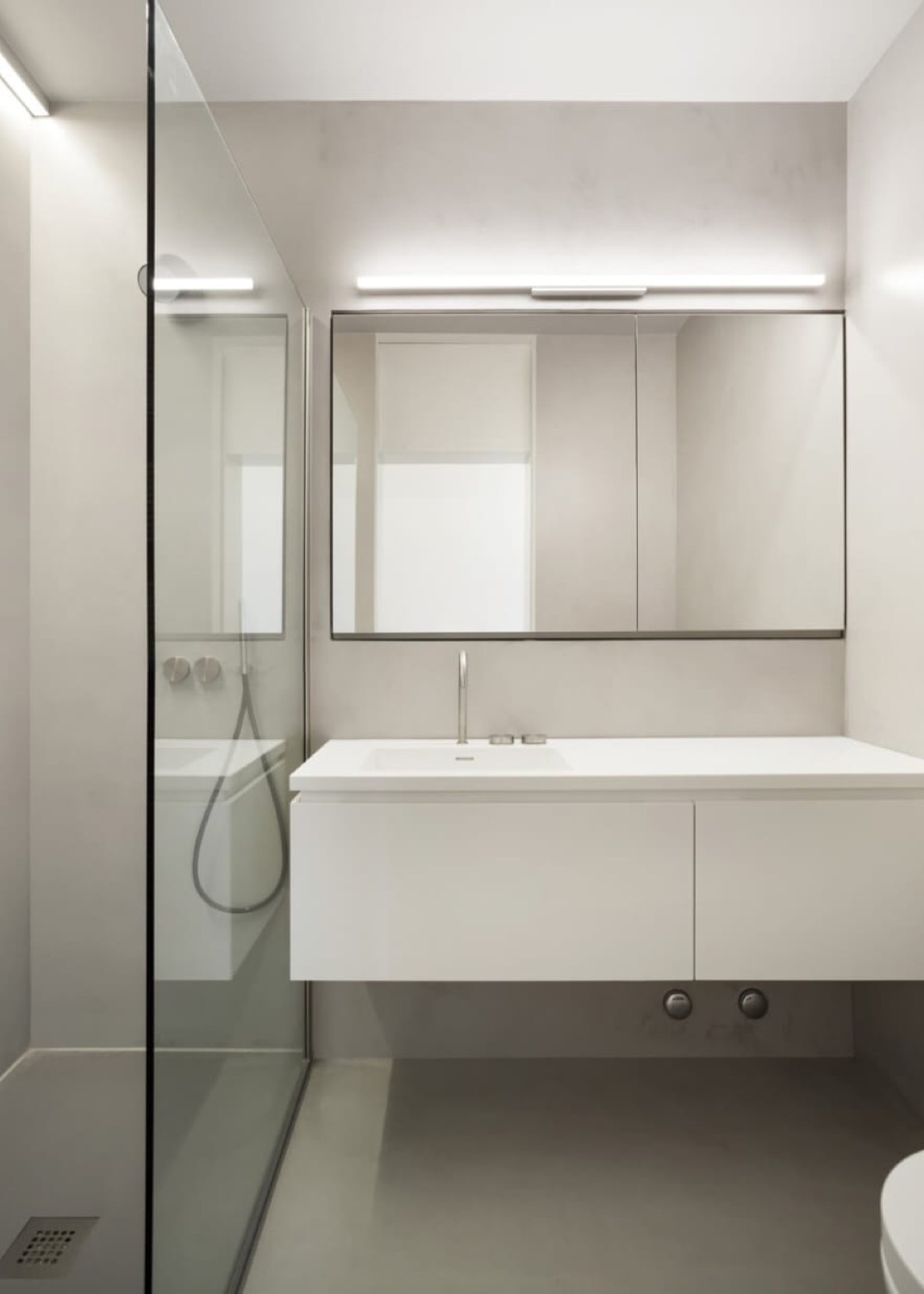Baño minimalista en microcemento blanco