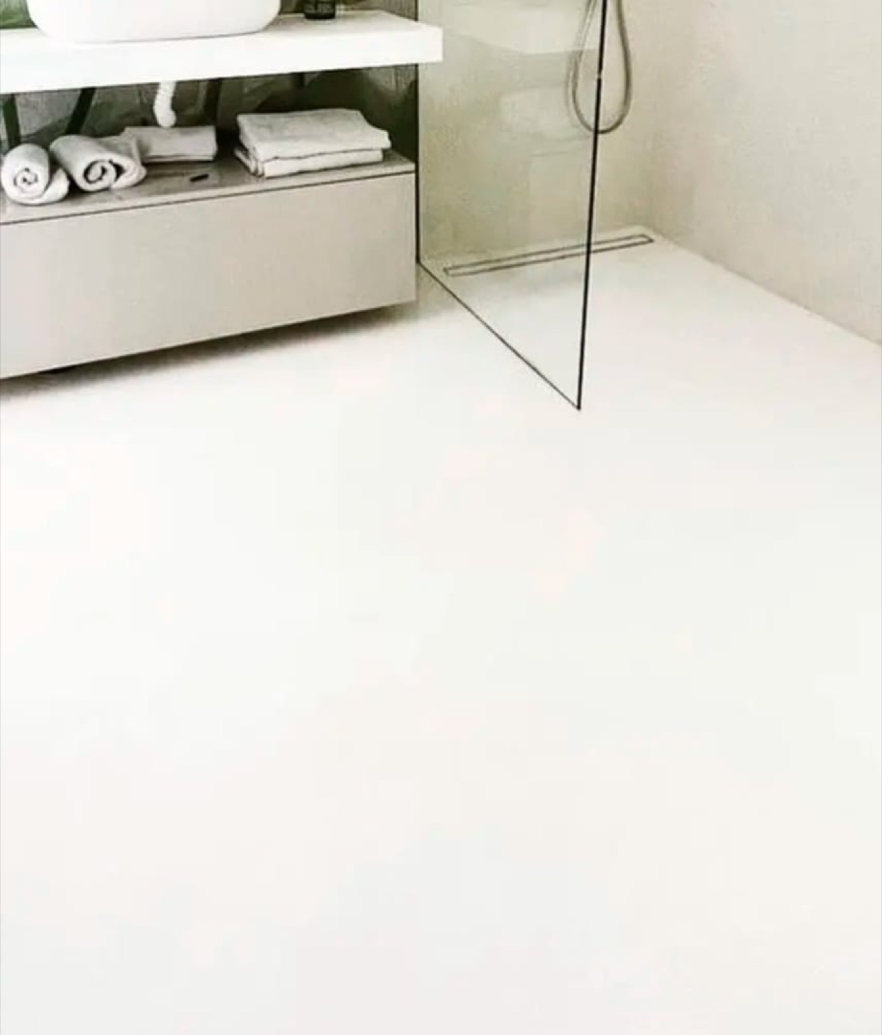 Suelo continuo de microcemento en baño con ducha