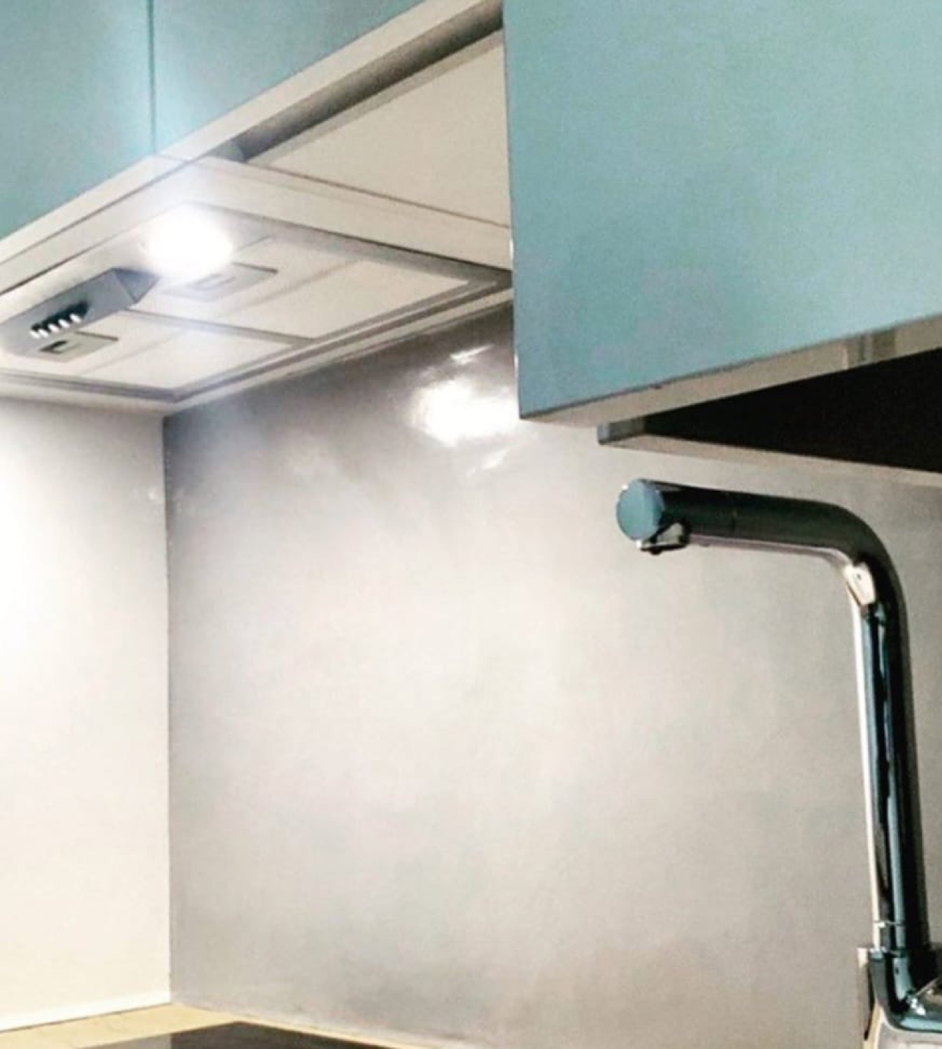 Frente de cocina en microcemento gris bajo campana