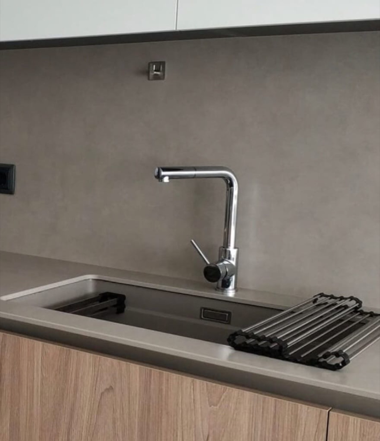 Encimera y frente de cocina en microcemento gris