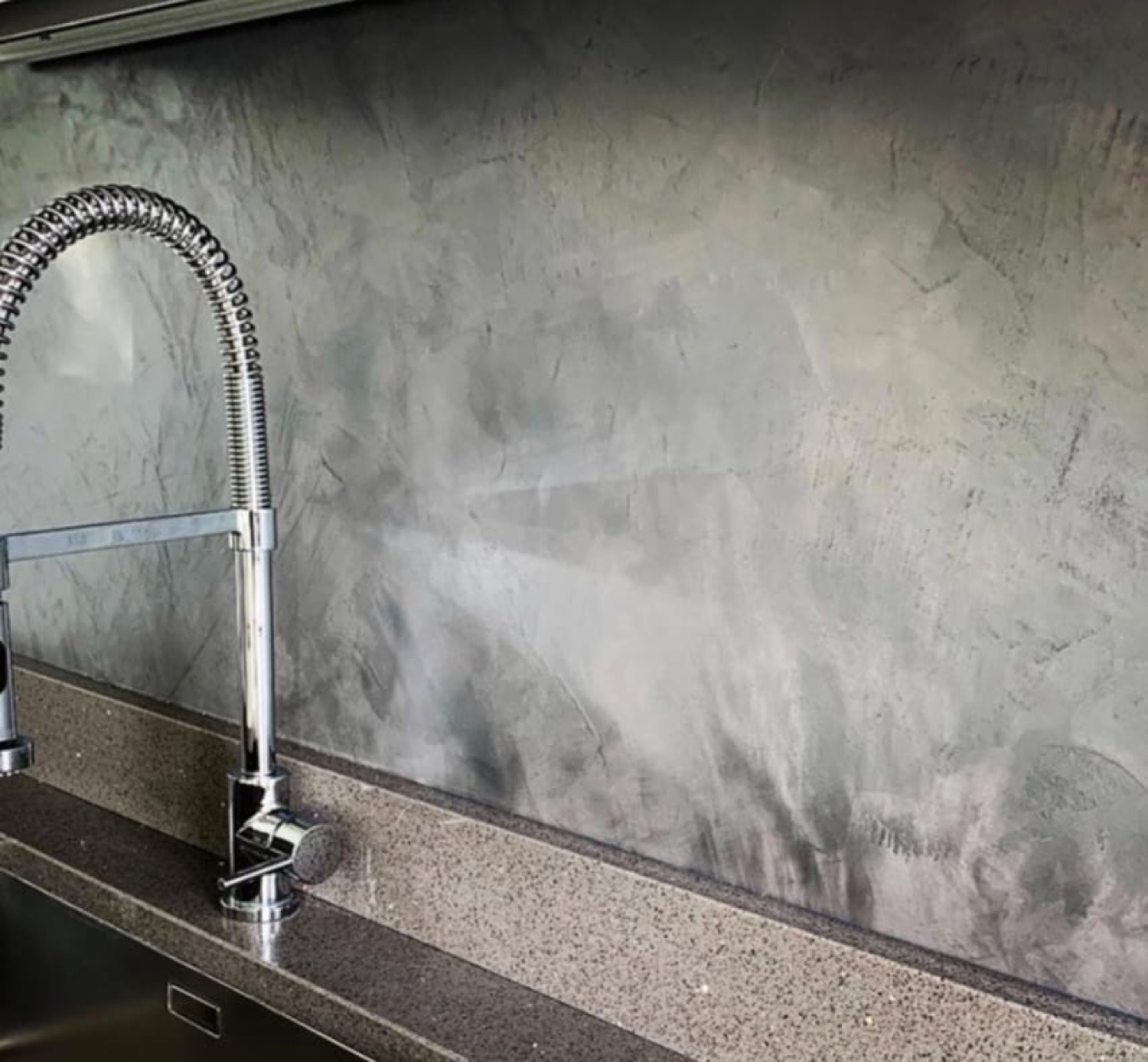 Cocina en microcemento gris con grifería