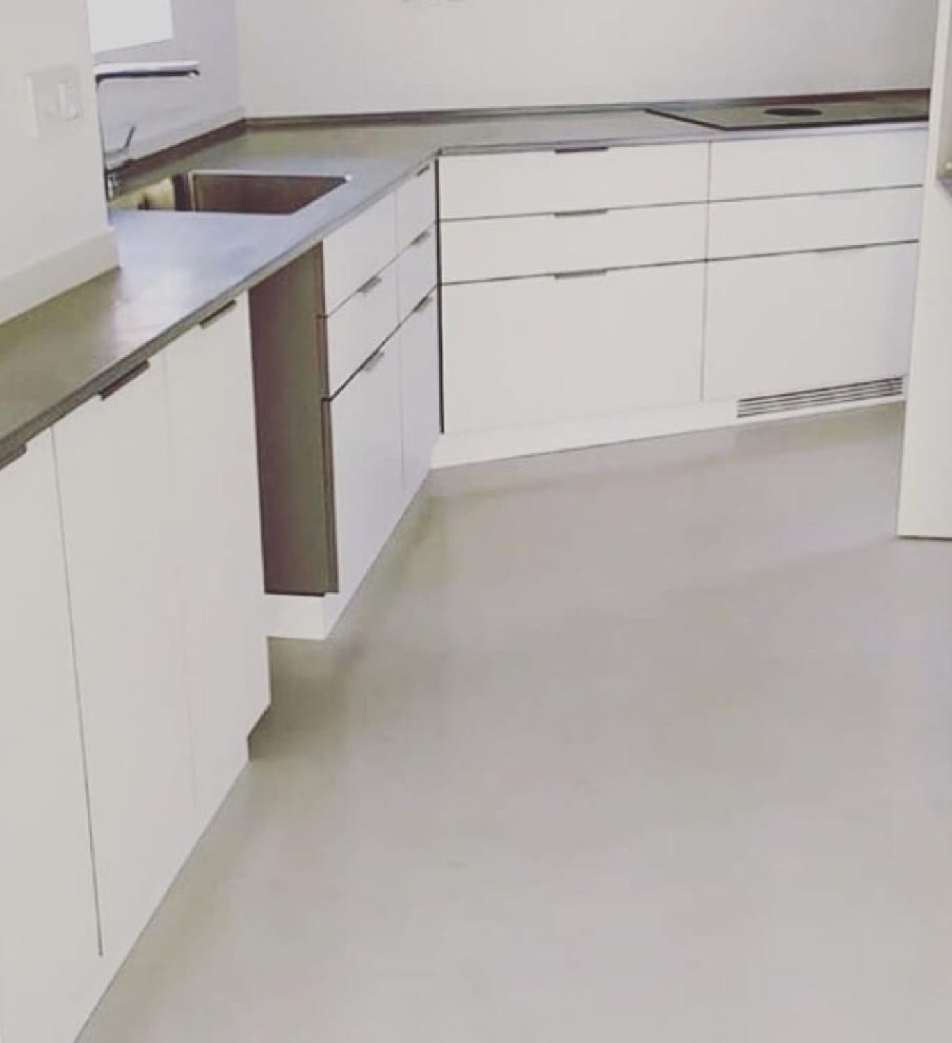 Suelo continuo de microcemento en cocina