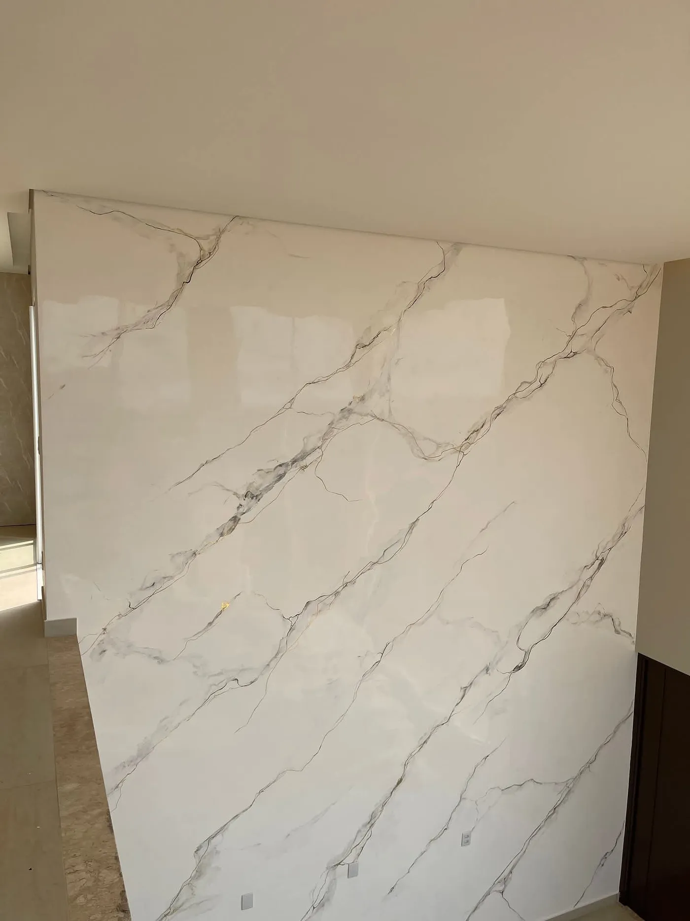 Muro de estuco veneciano de alto brillo con vetas doradas