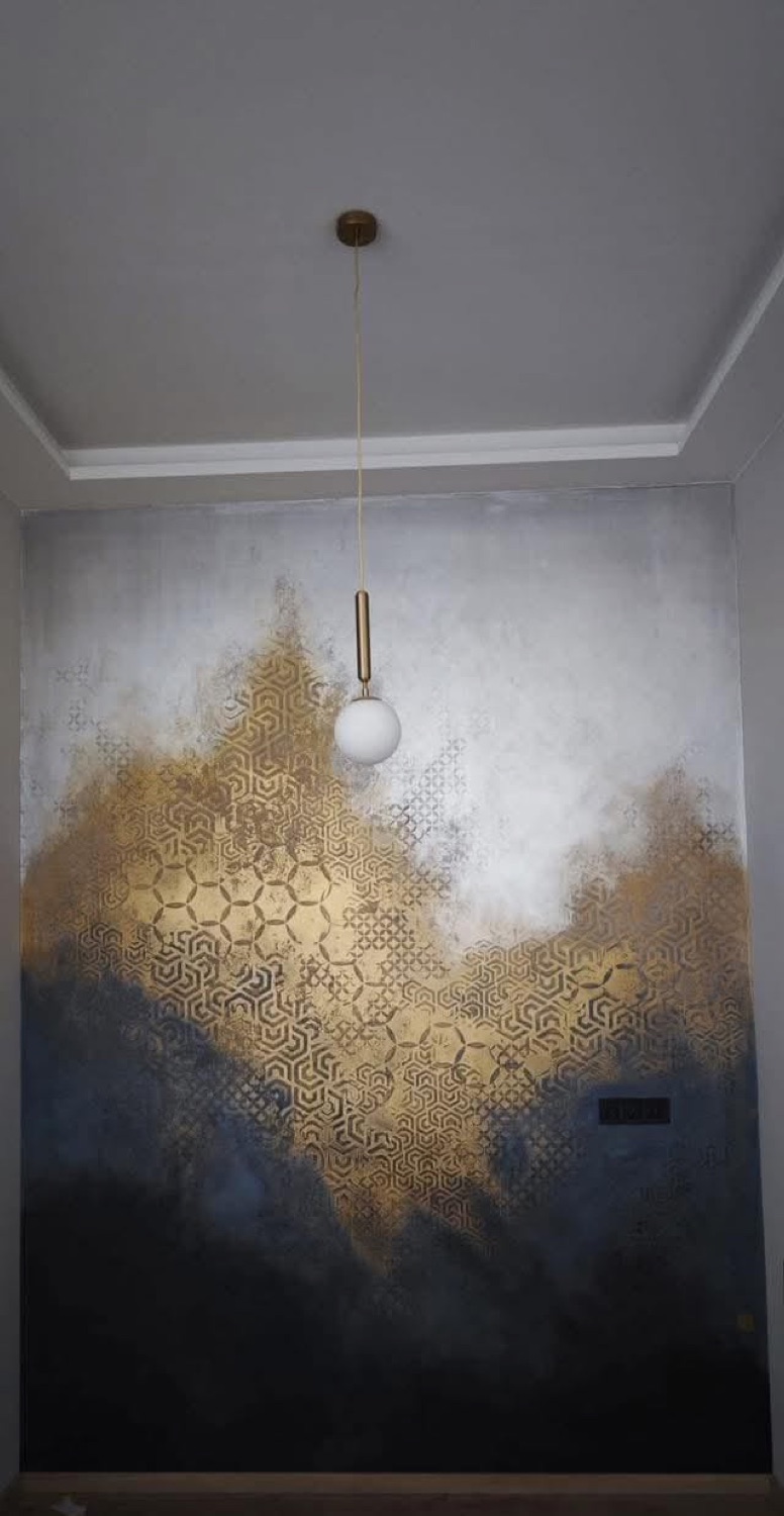 Pared decorativa dorada con diseño geométrico