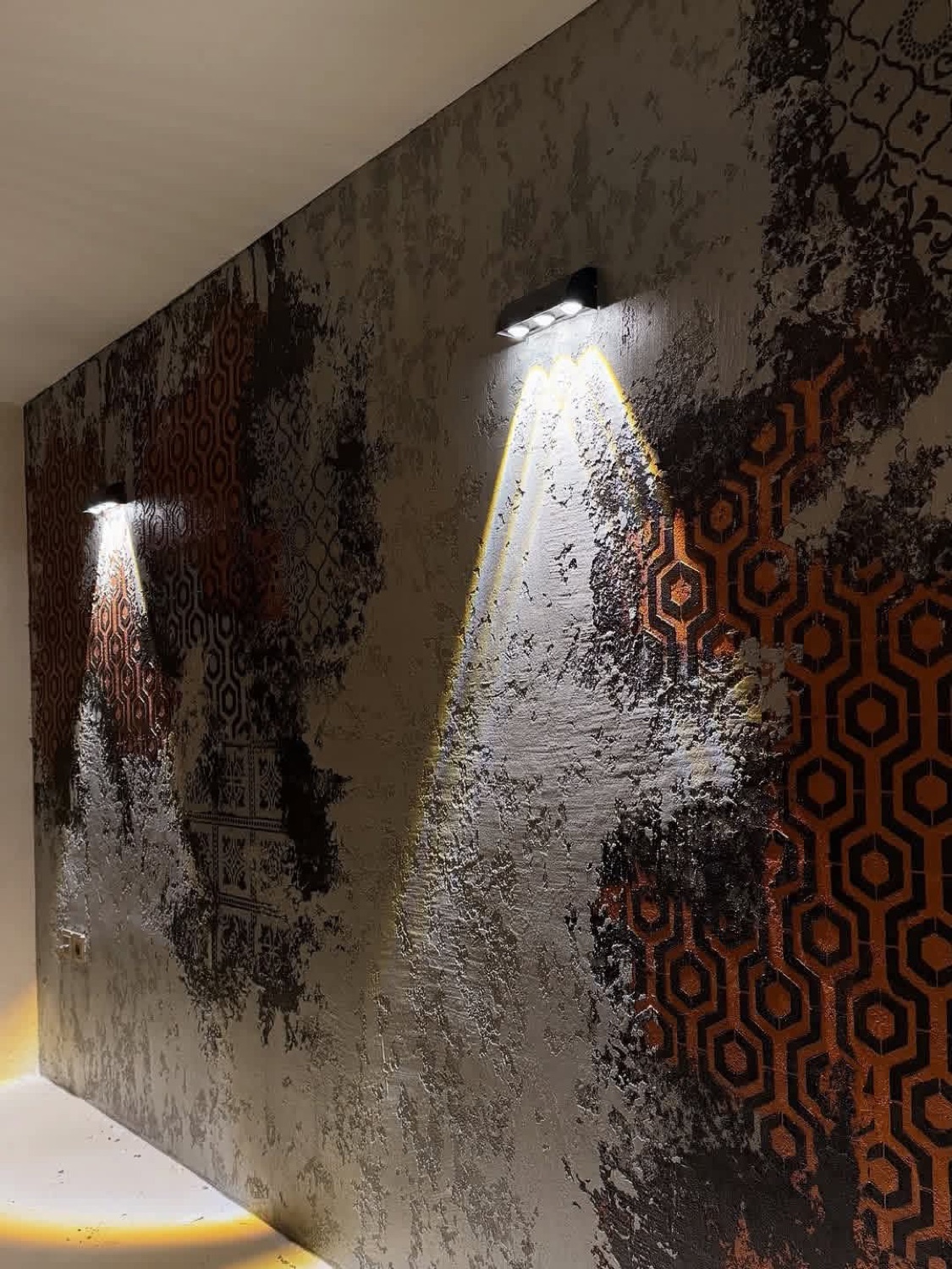 Pared de pasillo en óxido con estarcido hexagonal